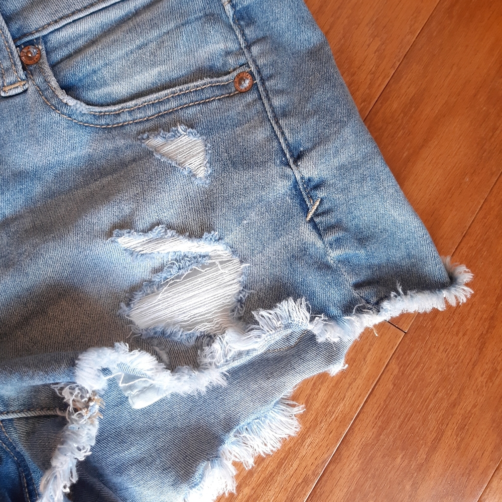 American Eagle Distressed Shortie Shorts size 4 - Picture 7 of 16